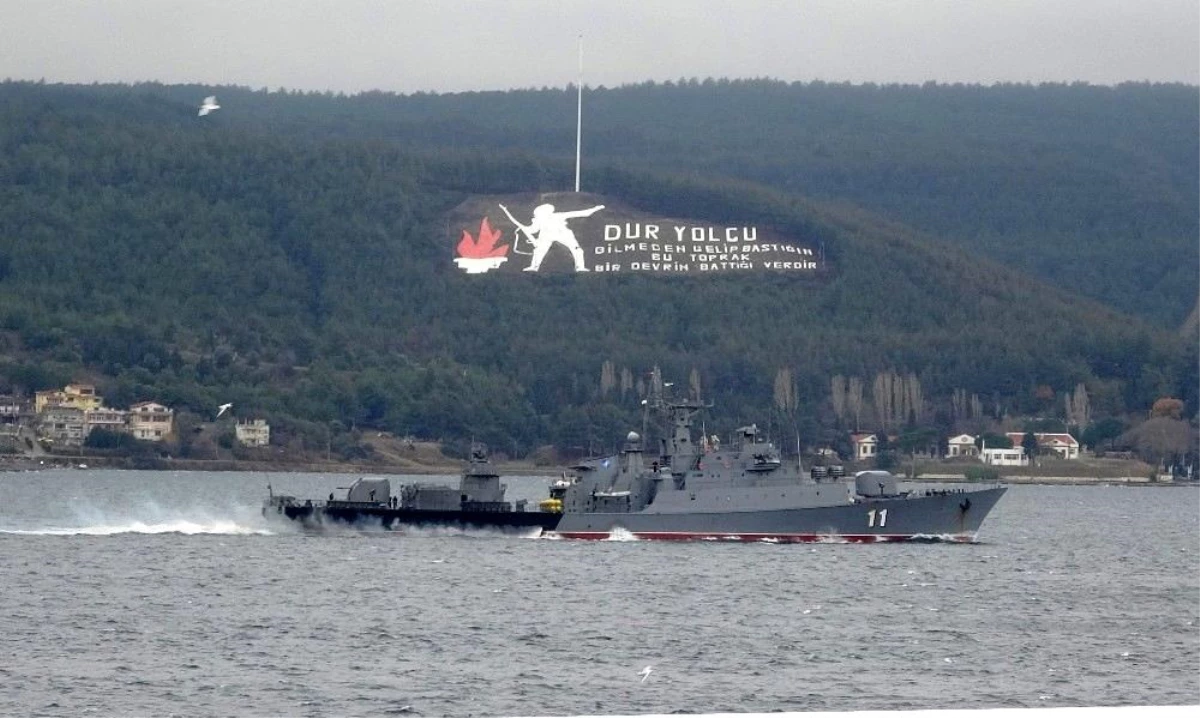 Bulgar savaş gemisi \'Smeli\' Çanakkale Boğazı\'ndan geçti