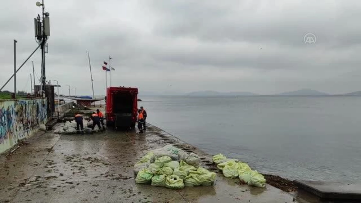 Caddebostan sahilinde denizin rengi kırmızıya büründü