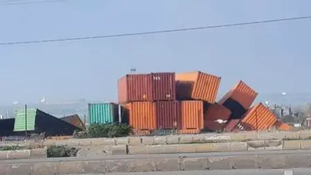 İskenderun'da fırtına; konteynerler devrildi, System.String[]