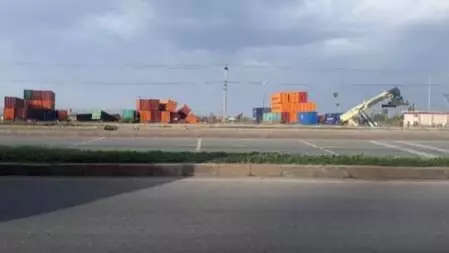 İskenderun'da fırtına; konteynerler devrildi İskenderun'da fırtına; konteynerler devrildi