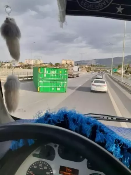 İskenderun'da fırtına; konteynerler devrildi İskenderun'da fırtına; konteynerler devrildi