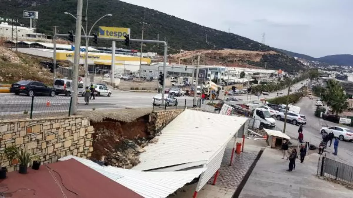 İstinat duvarı otoparkın üzerine çöktü, bir otomobil hasar gördü