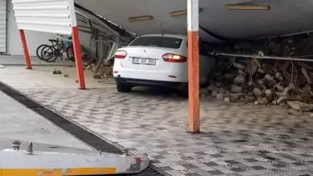 İstinat duvarı otoparkın üzerine çöktü, bir otomobil hasar gördü