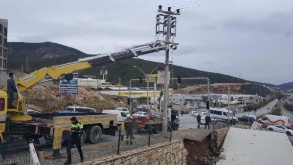 İstinat duvarı otoparkın üzerine çöktü, bir otomobil hasar gördü