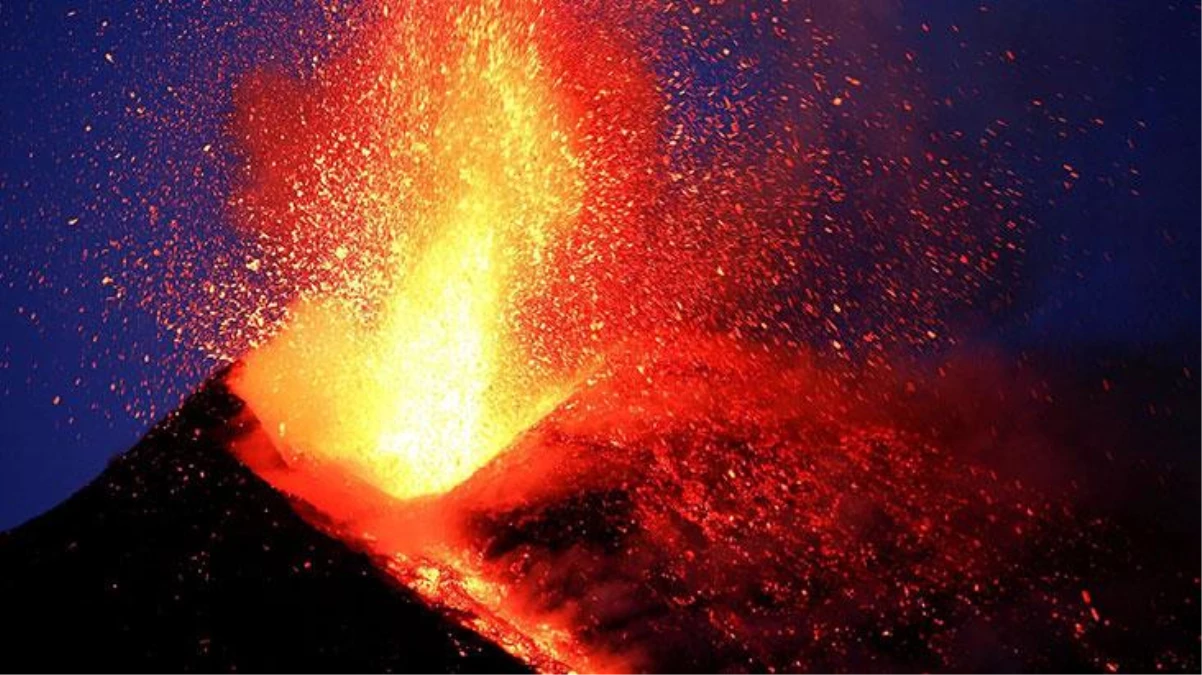 İtalya\'nın Sicilya Adası\'nda bulunan Etna Yanardağı yeniden faaliyete geçti