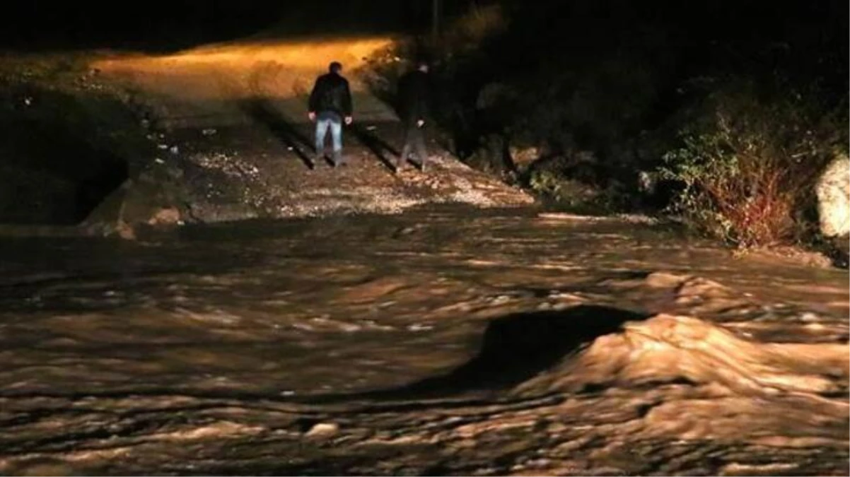 İzmir\'de sel nedeniyle sulara kapılan araçtaki 2 kişi akıntıda kayboldu