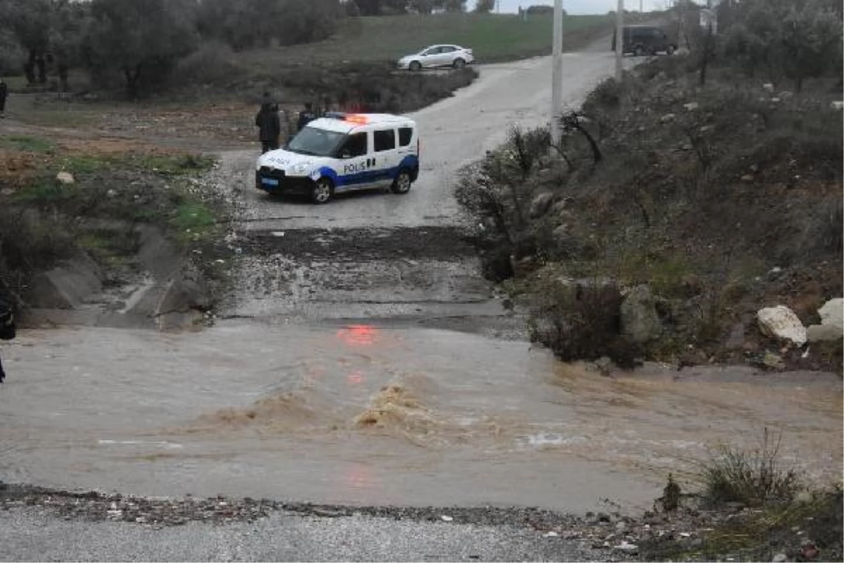 İzmir\'de sele kapılan araçtaki 2 kişiyi arama çalışmaları sürüyor