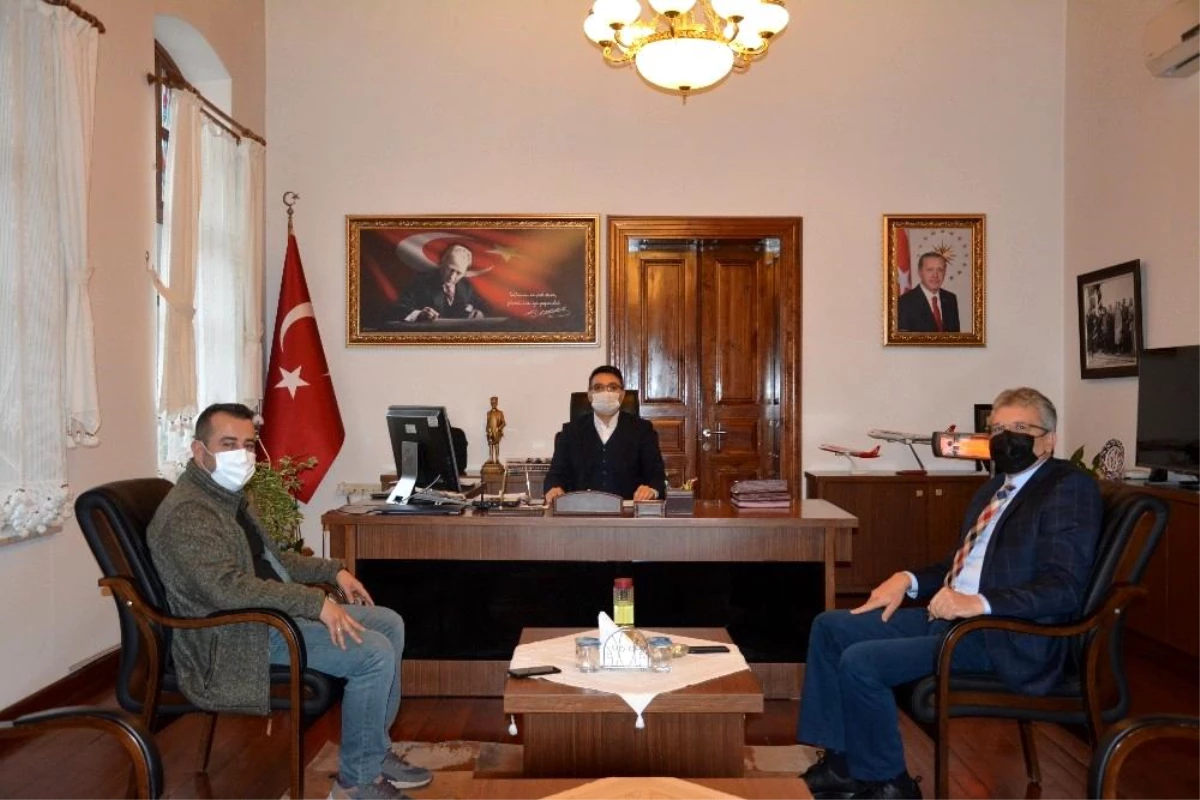 Kaymakam, CHP\'li belediye başkanı ve AK Parti ilçe başkanı Edremit için bir araya geldi