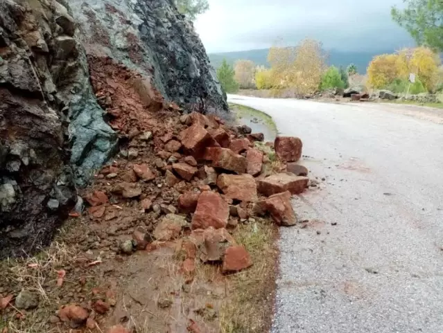 Kemer'de tarım alanları suyla doldu, köprü tıkandı, kaya parçaları yollara düştü