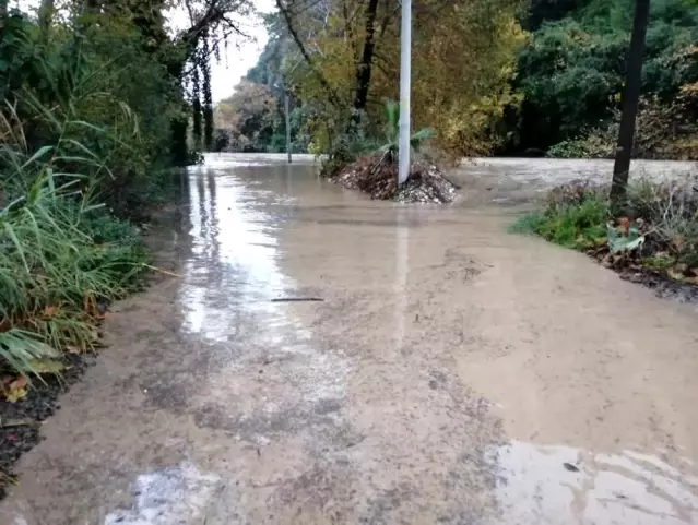 Kemer'de tarım alanları suyla doldu, köprü tıkandı, kaya parçaları yollara düştü