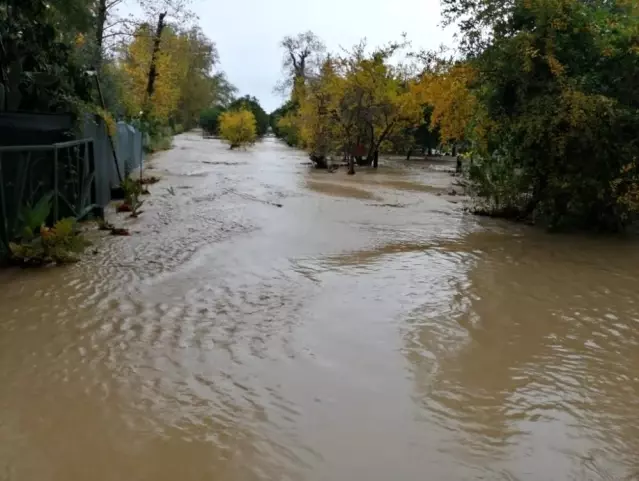 Kemer'de tarım alanları suyla doldu, köprü tıkandı, kaya parçaları yollara düştü