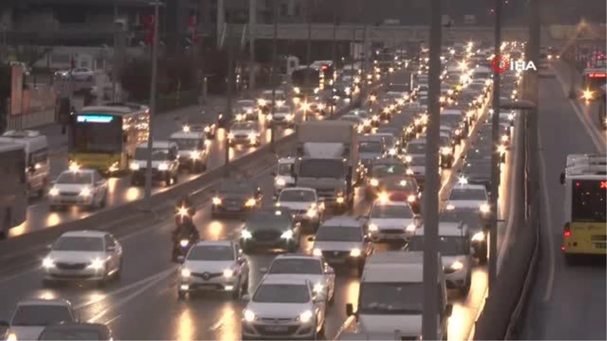 Kısıtlama sonrası İstanbul\'da trafik yoğunluğu oluştu