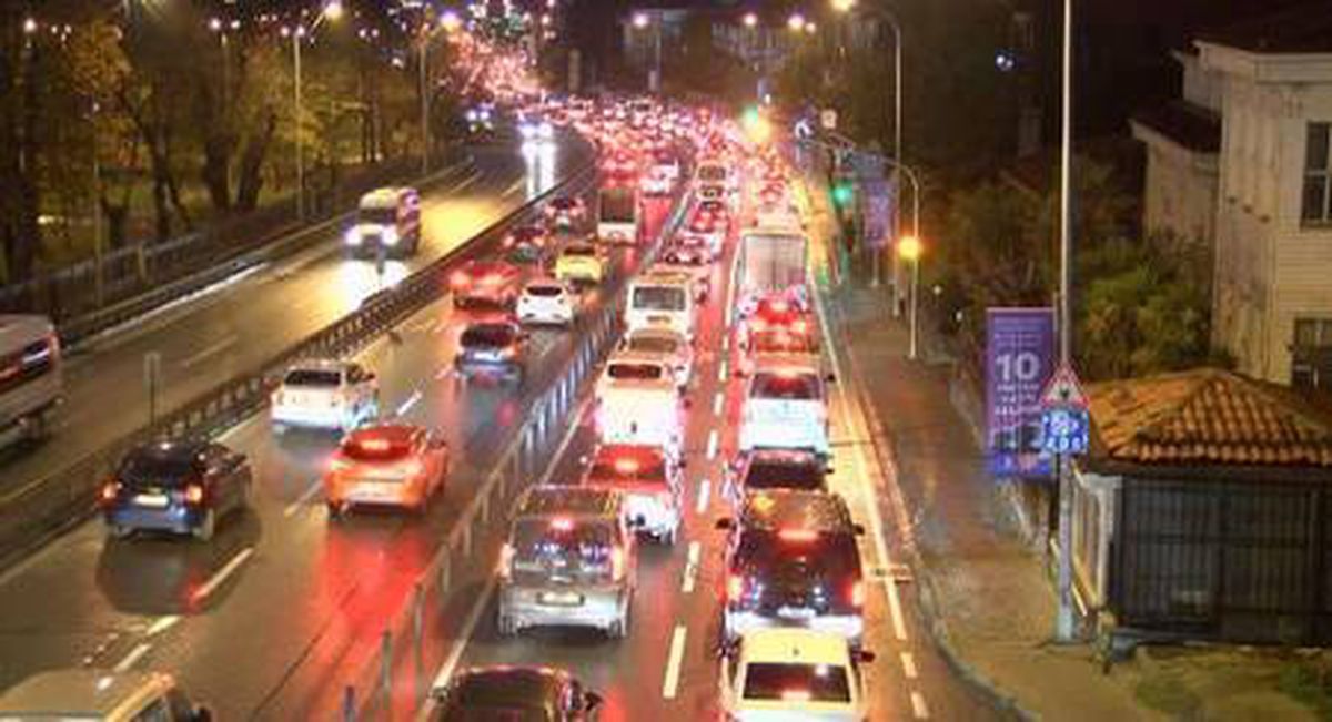 Kısıtlamanın ardından ilk iş gününde trafik yoğunluğu-1