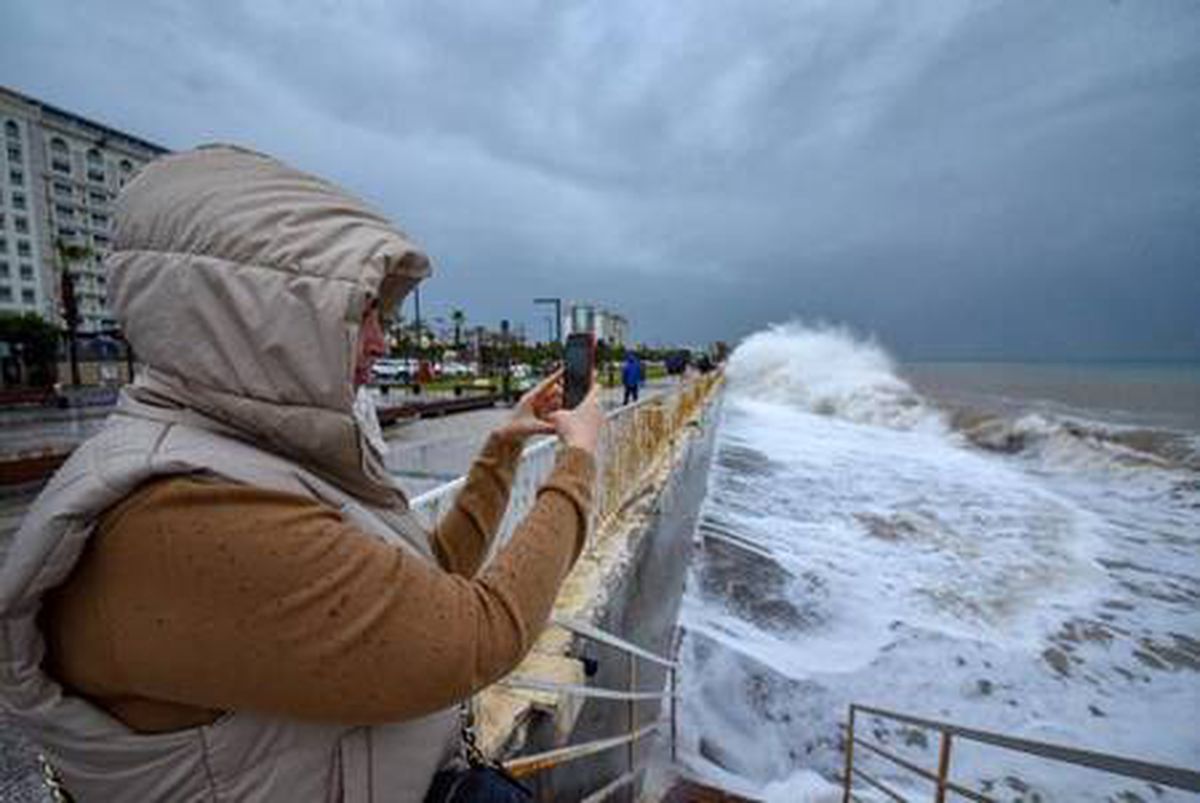 Antalya\'da 3 metrelik dev dalgalara aldırış etmeyen vatandaşlar, fotoğraf çekilerek anı ölümsüzleştirdi