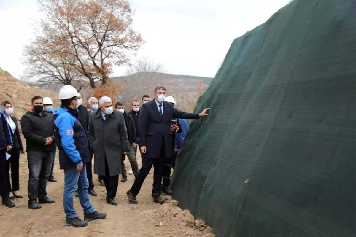 Köydeki kaya düşme tehlikesi ortadan kaldırıldı