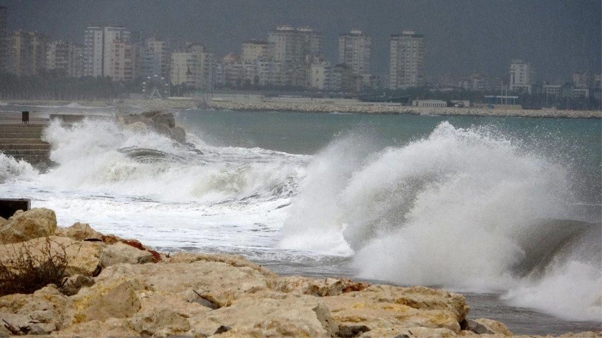 Mersin\'de fırtına dev dalgalar oluşturdu