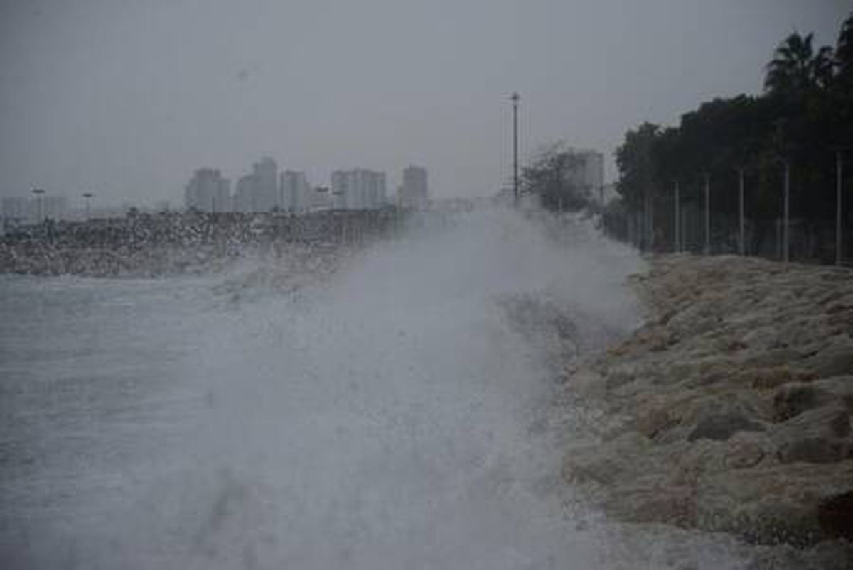 Mersin\'de şiddetli rüzgar dev dalgaları kıyıya vurdu