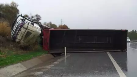 Yağışlı ve kaygan yolda TIR devrildi, System.String[]