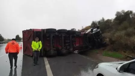 Yağışlı ve kaygan yolda TIR devrildi