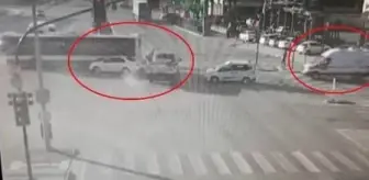 Son dakika... Otomobilin, ambulansa yol veren özel halk otobüsüne çarptığı kaza kamerada