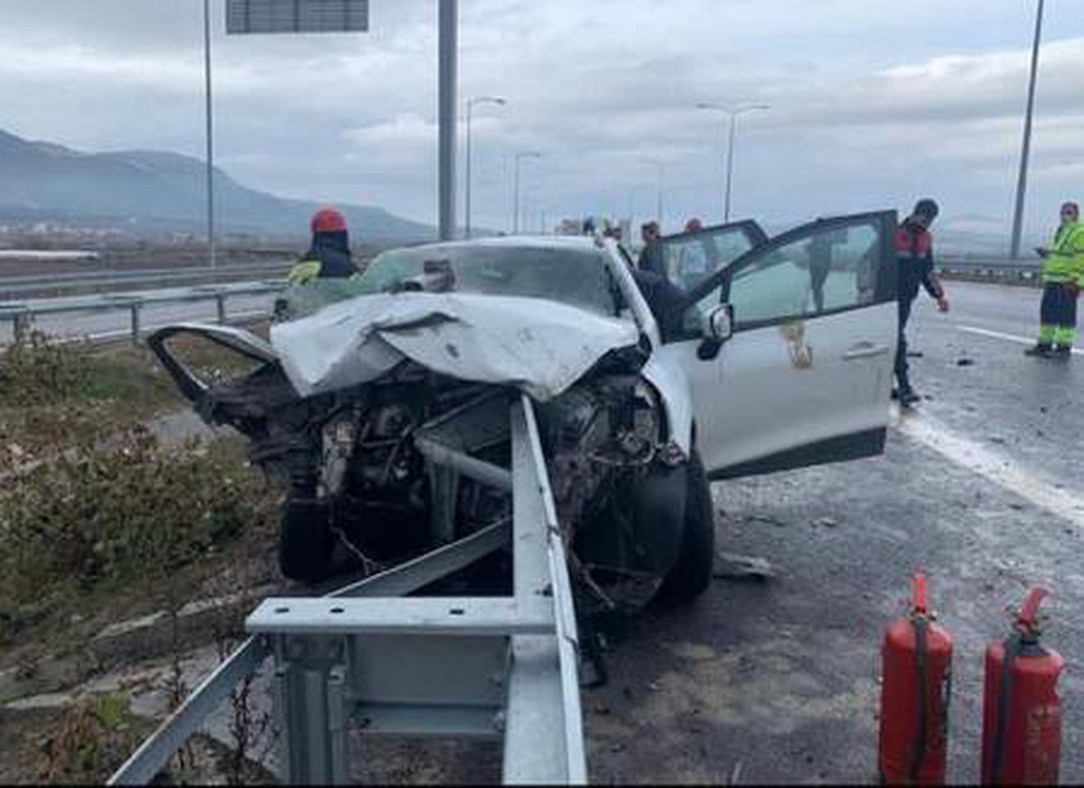 Otomobil bariyerlere ok gibi saplandı: 3 yaralı