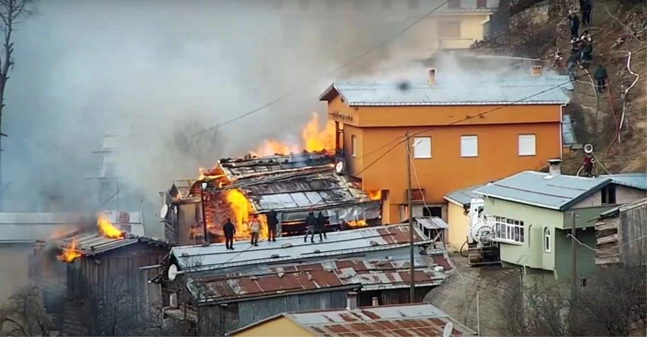 Son dakika haberleri: Rize\'de çıkan yangında 7 ev tamamen yandı, ekiplerin müdahalesi sürüyor