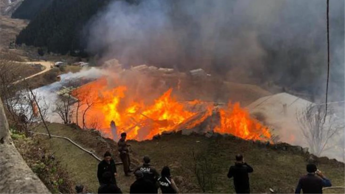 Rize\'de korkutan yangın! 10 ev kül oldu, söndürme çalışmaları devam ediyor