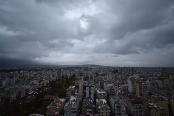 Şimşeklerin geceyi aydınlattığı Antalya'da vatandaşlar, güne kara bulutlarla uyandı