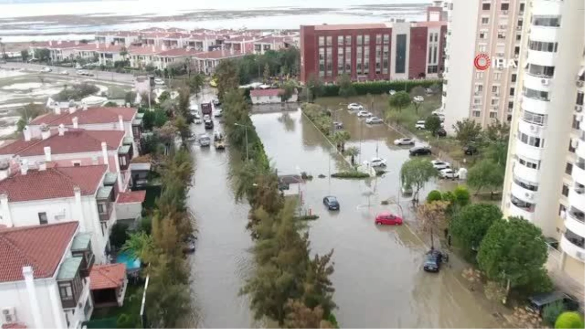 Su taşkının ardından araçlar çekiliyor