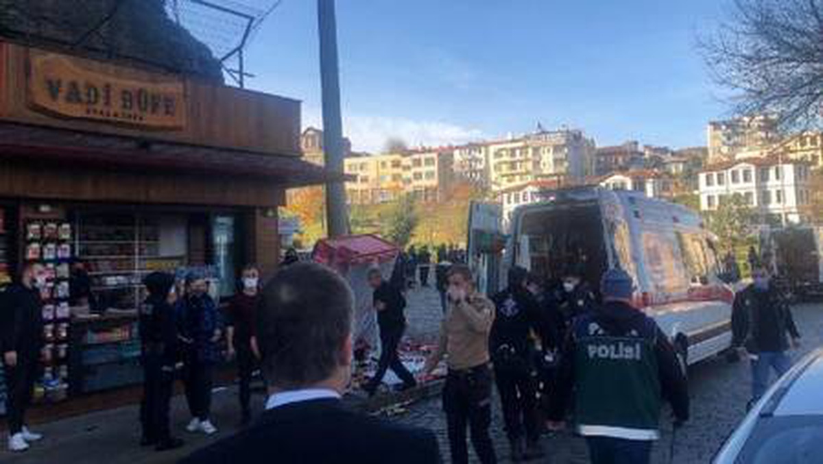 Sürücüsü fenalaşan minibüs, kaldırıma çıktı 2 yaralı