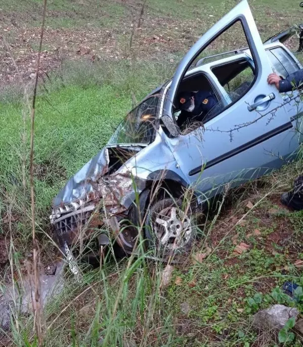 Son dakika haberi: Ticari araç şarampole devrildi: 1 ölü, 1 yaralı