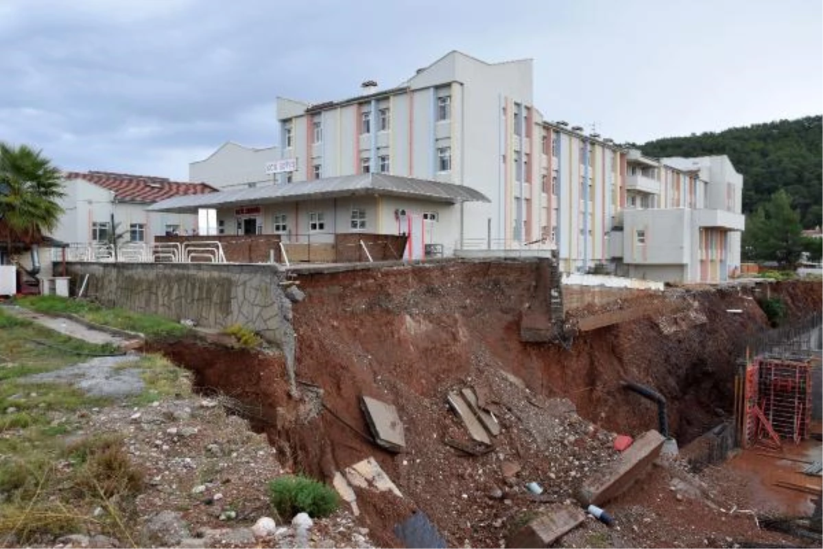 Antalya\'da hastanenin acil servisi, heyelan nedeniyle boşaltıldı