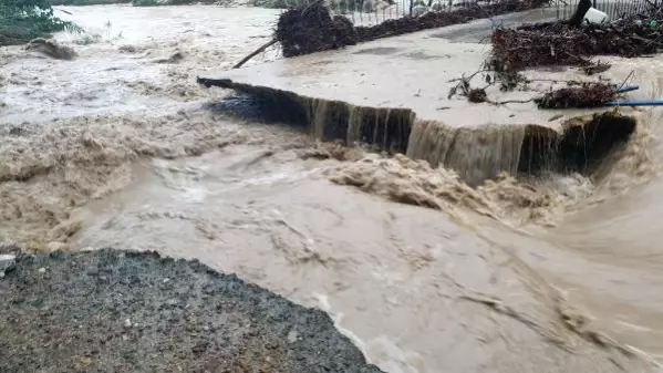 KEMER'DE TAŞAN DERE, KÖPRÜYÜ YIKTI