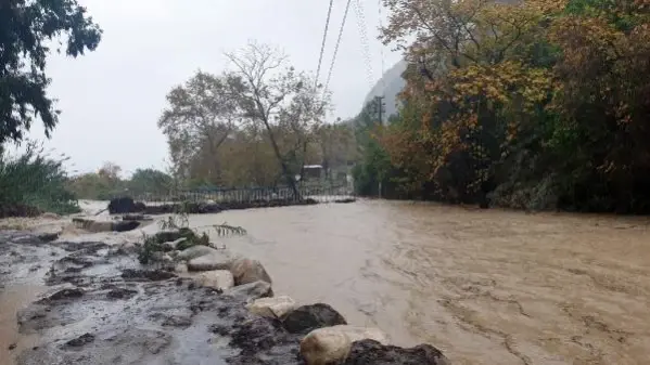 KEMER'DE TAŞAN DERE, KÖPRÜYÜ YIKTI