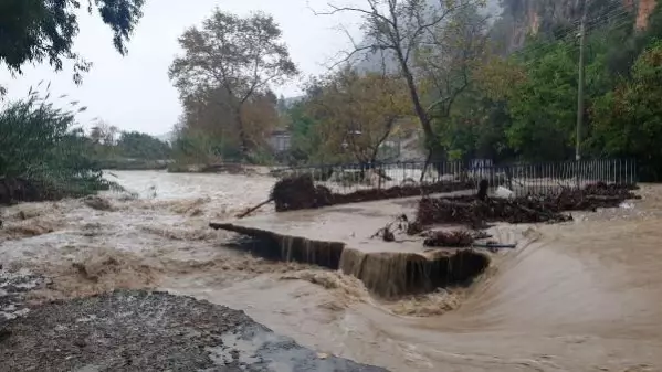 KEMER'DE TAŞAN DERE, KÖPRÜYÜ YIKTI