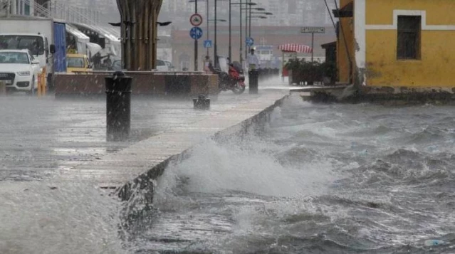 Yağışlar İzmir ve Antalya'da felakete dönüştü! 2 kentte için risk devam ediyor