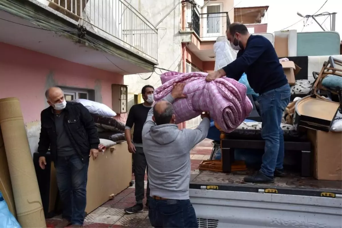 Yunusemre Belediyesi evi yanan aileye sahip çıktı