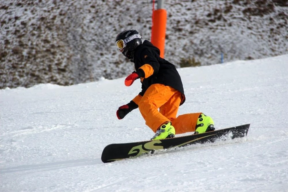 Anatolia kupası kayak yarışları 11 ülkenin katılımıyla Erzurum\'da başladı