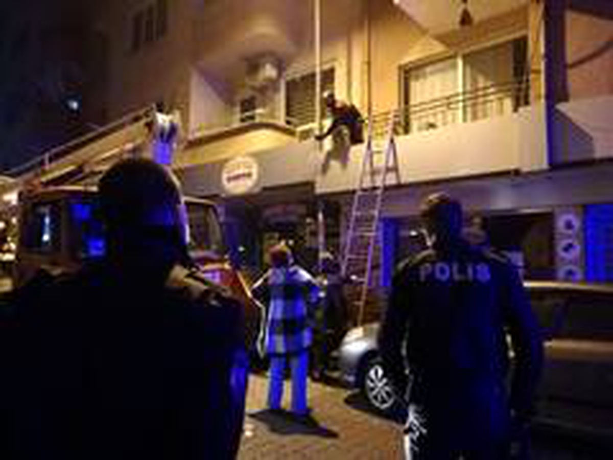 Balkonda mahsur kalan kedinin yardımına itfaiye koştu