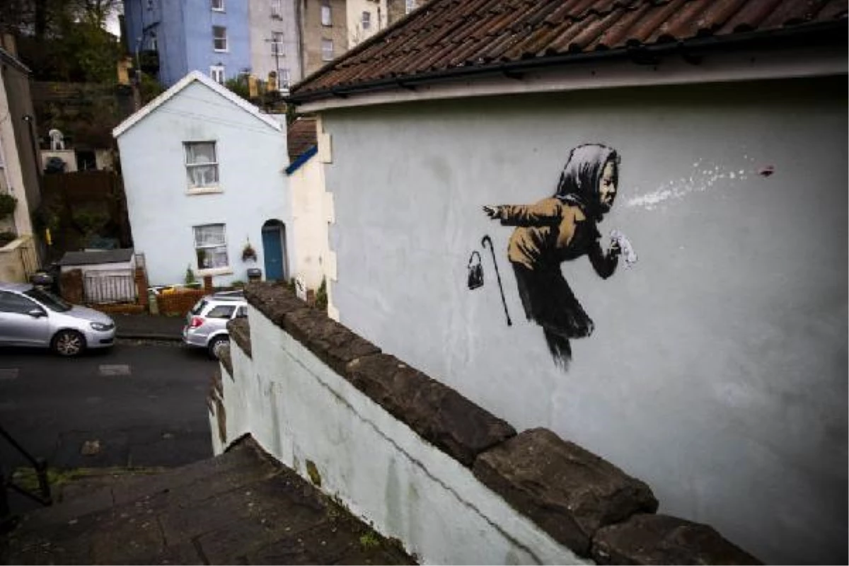 Banksy\'nin son eserini duvarına yaptığı evin fiyatı 17 kat arttı