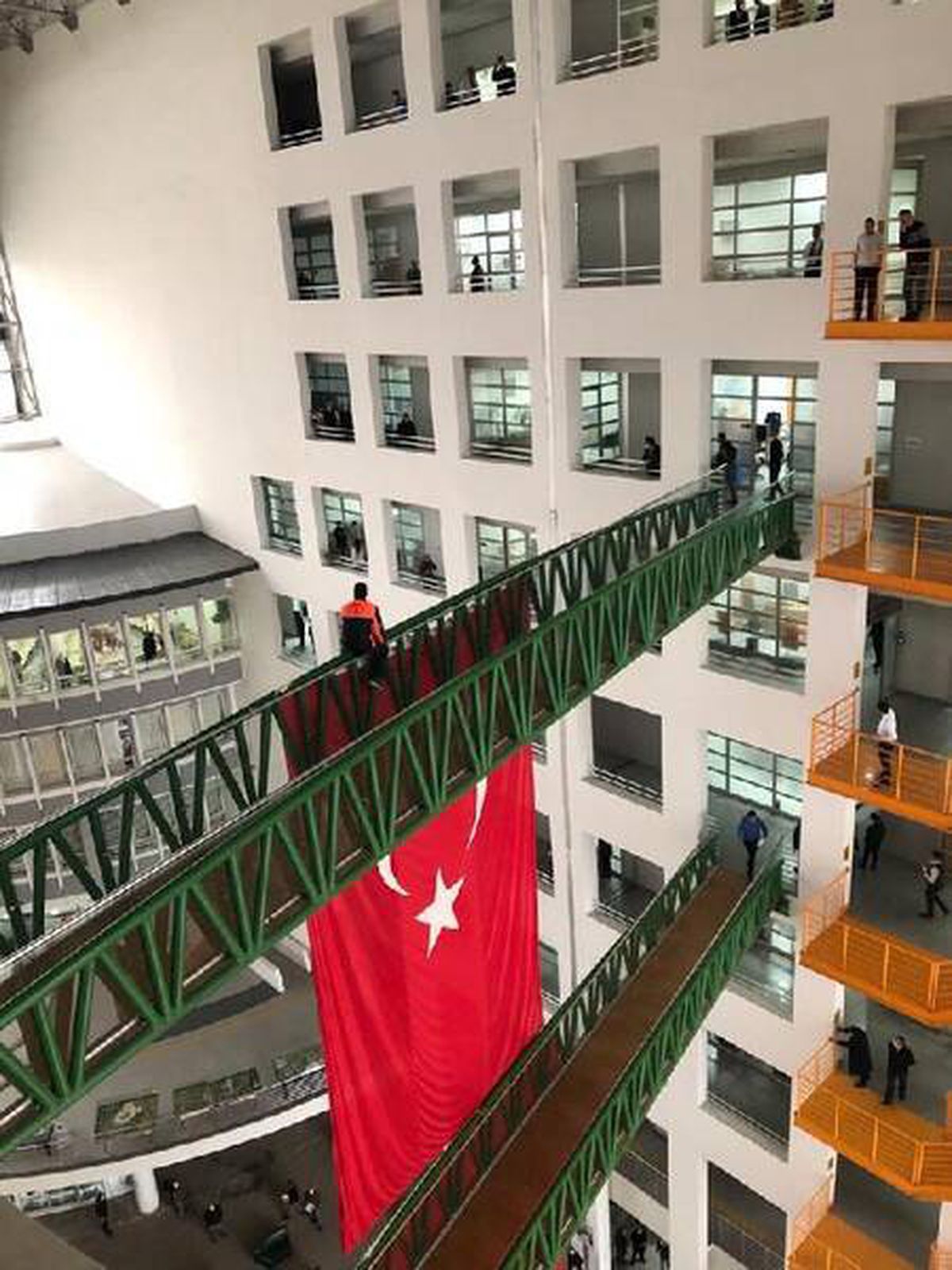 Belediyede intihar girişimini polis önledi