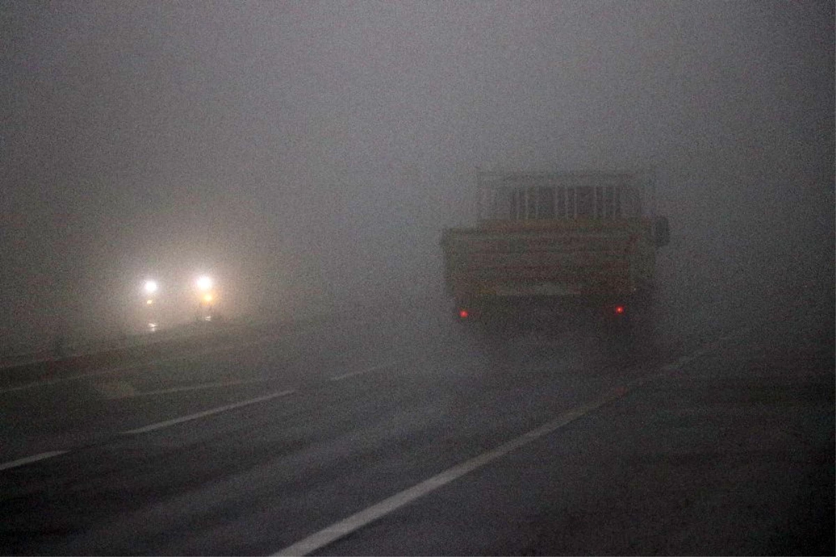 Bolu Dağı\'nda sis görüş mesafesini 10 metre düşürdü