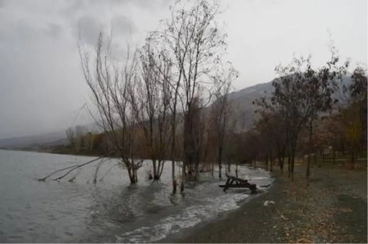 Elazığ\'daki depremden sonra Hazar Gölü\'nde su seviyesi yükseldi