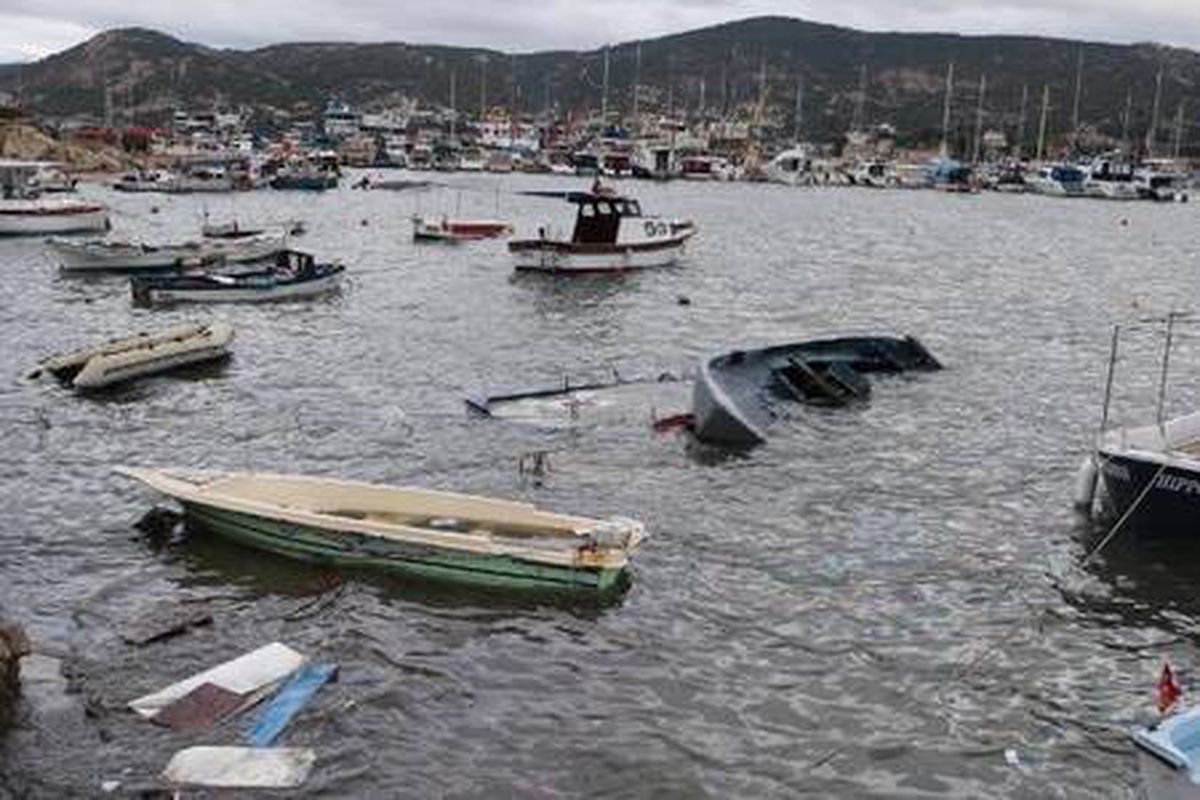 Fırtına Foça\'da tekneleri batırdı