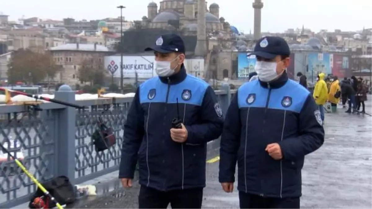 Galata Köprüsü\'ndeki balıkçılara koronavirüs denetimi