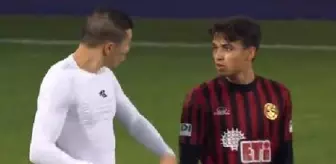 Genç futbolcunun formasını rakibe vermediği anlar tartışma konusu oldu