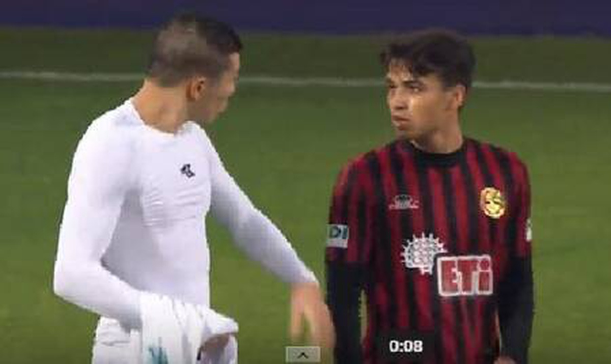 Genç futbolcunun formasını rakibe vermediği anlar tartışma konusu oldu