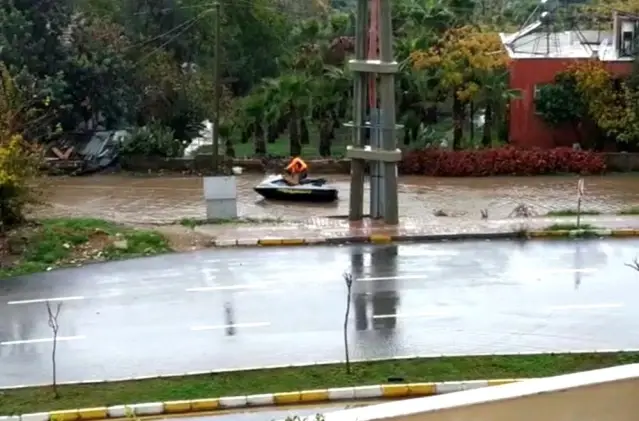 Göle dönen yolda jet ski keyfi