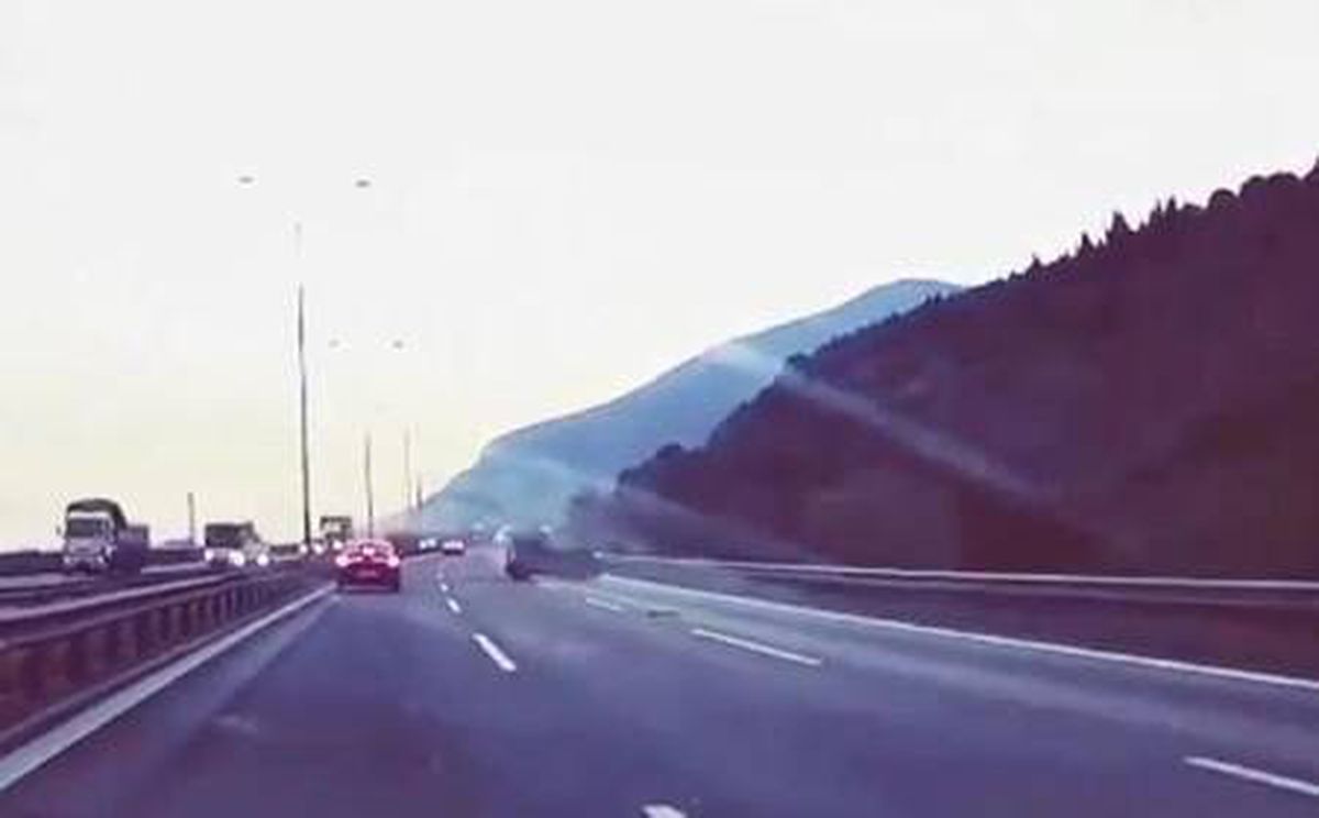 Son dakika haberi... Hafif ticari araç bariyerlere çarpıp savruldu, kaza kameraya yansıdı