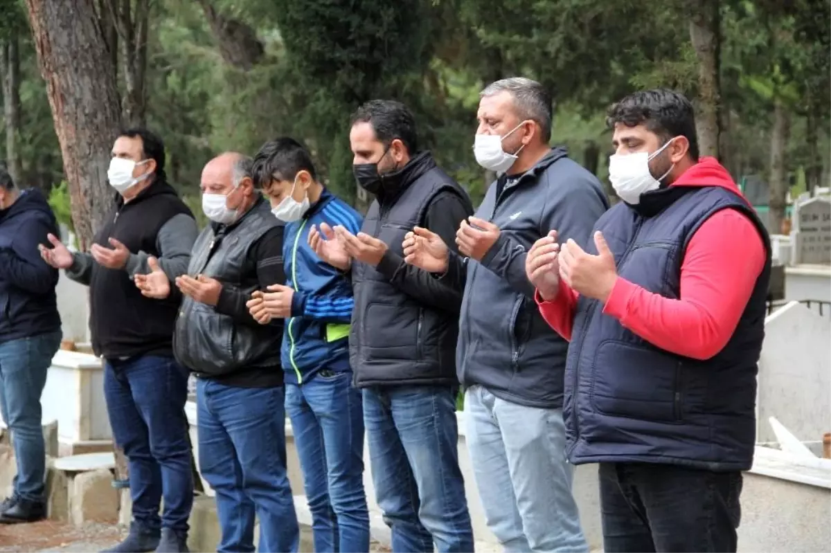 İzmir\'de su taşkını kurbanları son yolculuğuna uğurlandı